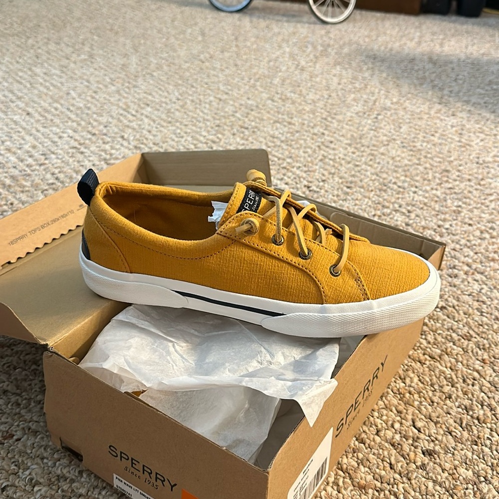 Sperry canvas sneaker NIB